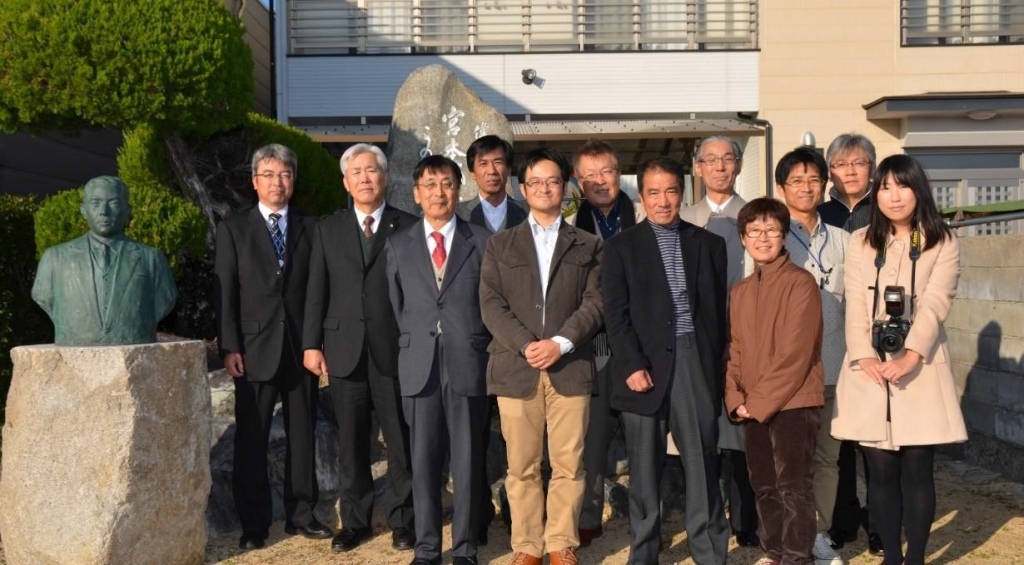 宮本武之輔を偲び顕彰する会の会員との集合写真