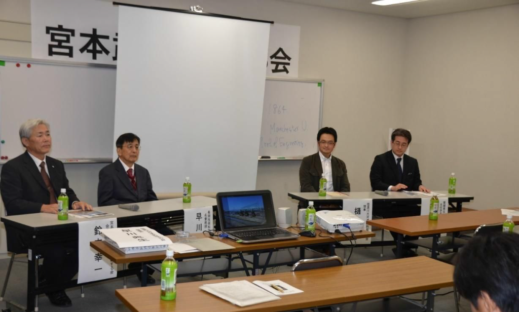 (左から)鈴木会長、早川理事長、樋口理事、冨吉主任学芸員